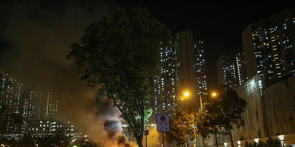 Demonstranten in Hongkong haben erneut Strassen blockiert und brennende Barrikaden errichtet.