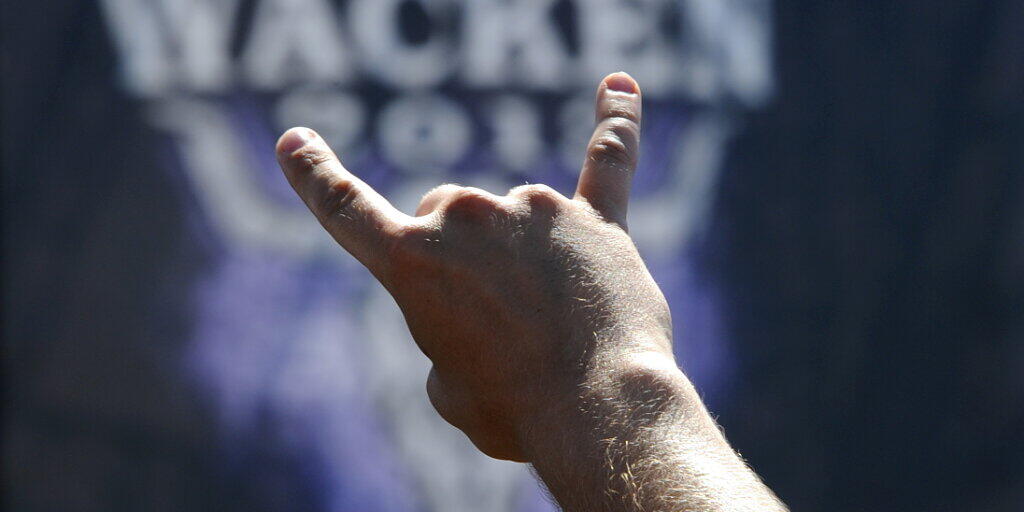 ARCHIV - Das Zeichen der Heavy-Metal-Fans, die «Pommesgabel». Foto: Carsten Rehder/dpa