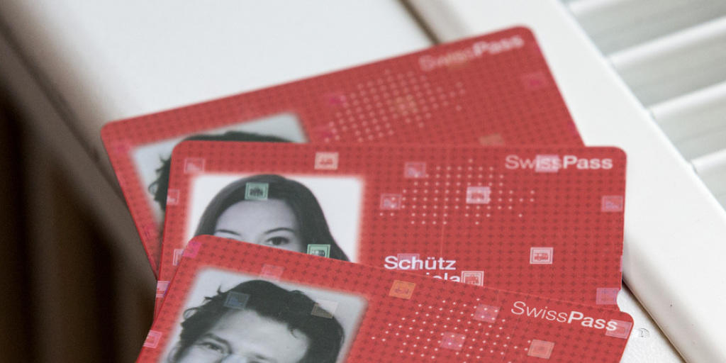 Die rote Chipkarte namens "SwissPass" ersetzt ab August die GA- und Halbtax-Karten. (Archiv) Die rote Chipkarte namens "SwissPass" ersetzt ab August die GA- und Halbtax-Karten. (Archiv)