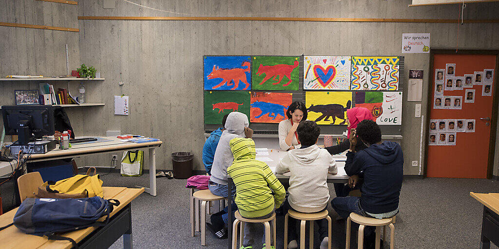 Im zweiten Quartal ist die Zahl der Asylsuchenden in der Schweiz stark zurückgegangen. Im Bild junge Asylsuchende im Deutschunterricht. Im zweiten Quartal ist die Zahl der Asylsuchenden in der Schweiz stark zurückgegangen. Im Bild junge Asylsuchende im Deutschunterricht.