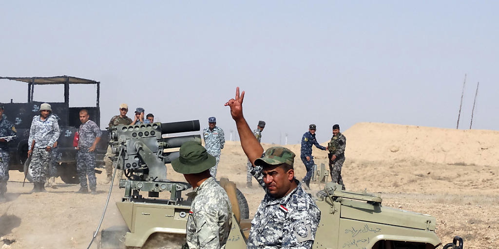 Regierungstreue iraksiche Soldaten attackieren Stellungen des IS bei der Provinzhauptstadt Ramadi. (Archivbild). Regierungstreue iraksiche Soldaten attackieren Stellungen des IS bei der Provinzhauptstadt Ramadi. (Archivbild).