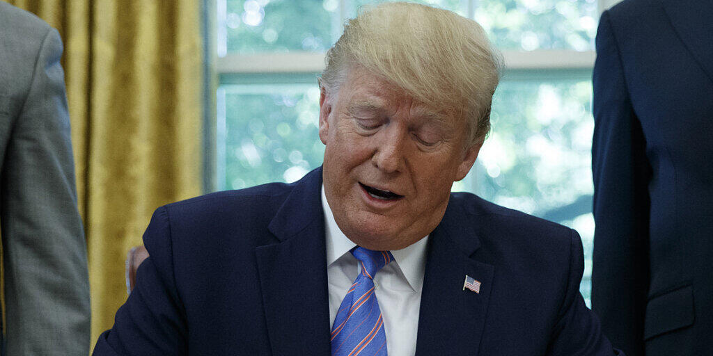 US-Präsident Donald Trump hat seine Unterschrift unter den US-Übergangshaushalt gesetzt und damit die Finanzierung der US-Bundesbehörden bis zum 20. Dezember sichergestellt. (Archivbild)