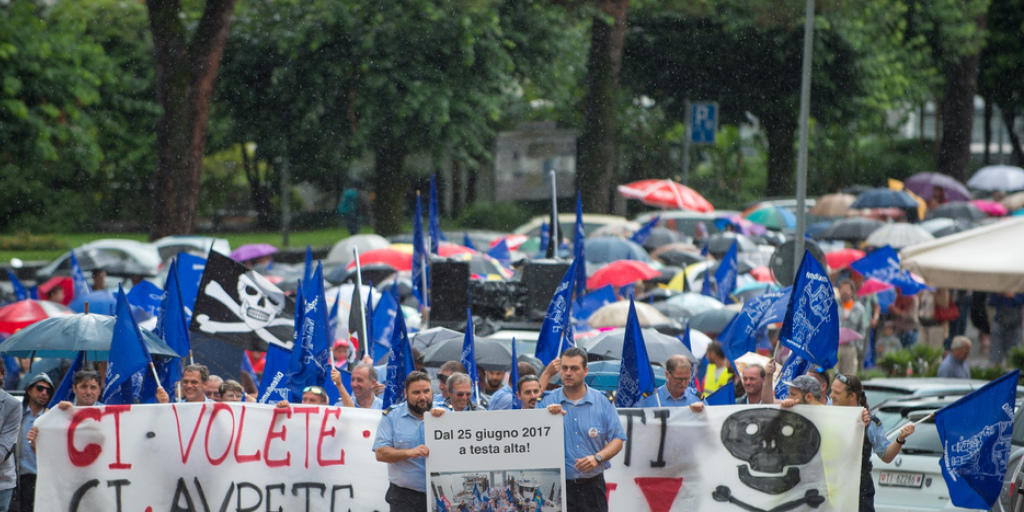 In Locarno haben rund 1000 Personen am Samstag gegen die Entlassung von 34 Schweizer Mitarbeitenden der Schifffahrtsgesellschaft NLM (Navigazione Lago Maggiore) demonstriert. Seit letztem Sonntag streiken die Mitarbeiter. In Locarno haben rund 1000 Personen am Samstag gegen die Entlassung von 34 Schweizer Mitarbeitenden der Schifffahrtsgesellschaft NLM (Navigazione Lago Maggiore) demonstriert. Seit letztem Sonntag streiken die Mitarbeiter.