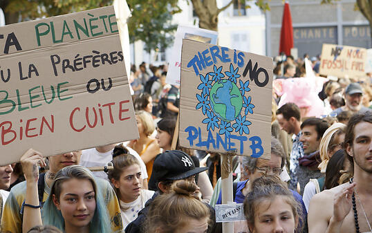 Bei 24 Grad im Oktober für Massnahmen gegen die Klimaerwärmung: Tausende demonstrieren am Samstag in Genf.