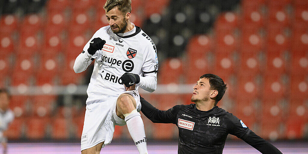 Der Neuenburger Juan Manuel Parapar (links) kommt hier vor Mersim Asllani an den Ball