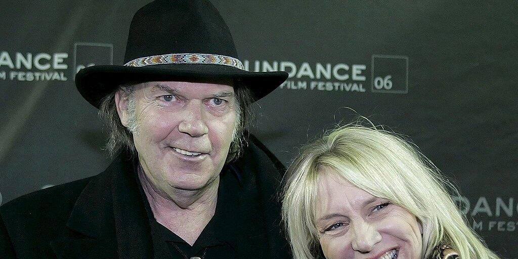 Der kanadische Musiker Neil Young (l.) trauert um seine Ex-Frau Pegi (r.). Die Mutter von zwei seiner Kinder starb an Neujahr an Krebs. (Archivbild)