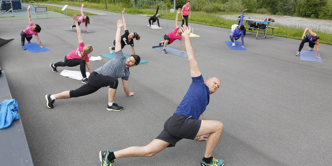 Zum zehnjährigen Jubiläum von Grossabünt in Gamprin-Bendern läd die Gemeinde die Bevölkerung zu wöchentlichen kulturellen Abendveranstaltungen und einem Sport- und Fittnessprogram in den Grossabüntpark ein.
Outdoor-Training mit Fitnesshaus & BeachU Zum zehnjährigen Jubiläum von Grossabünt in Gamprin-Bendern läd die Gemeinde die Bevölkerung zu wöchentlichen kulturellen Abendveranstaltungen und einem Sport- und Fittnessprogram in den Grossabüntpark ein.
Outdoor-Training mit Fitnesshaus & BeachU
