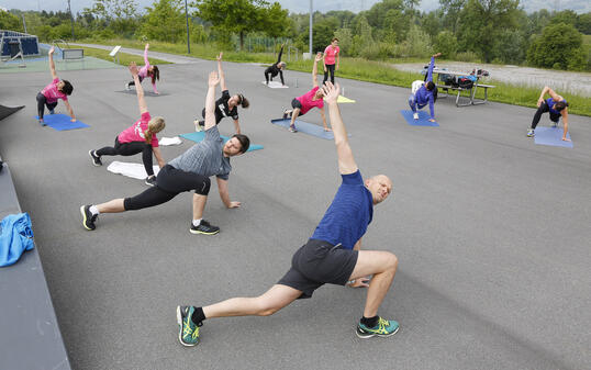 Zum zehnjährigen Jubiläum von Grossabünt in Gamprin-Bendern läd die Gemeinde die Bevölkerung zu wöchentlichen kulturellen Abendveranstaltungen und einem Sport- und Fittnessprogram in den Grossabüntpark ein.
Outdoor-Training mit Fitnesshaus & BeachU