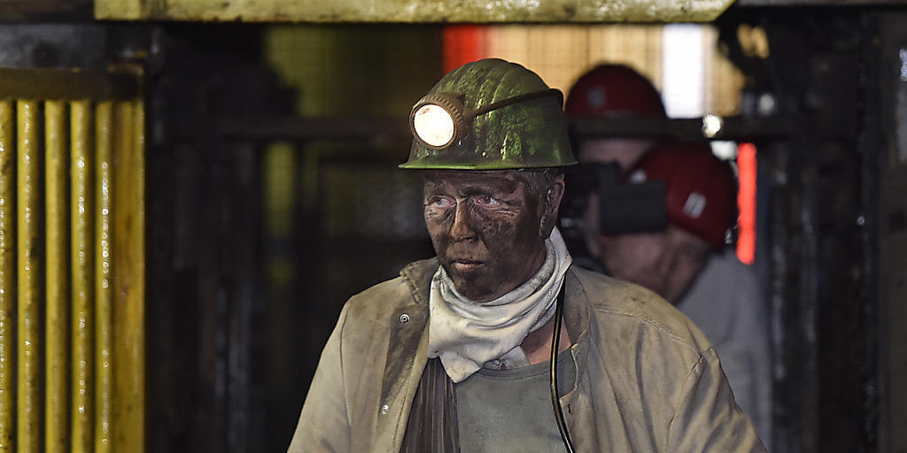 Auch die Kohlemine im deutschen Marl stellte am Freitag ihren Betrieb ein. In Deutschland gibt es damit nur noch zwei Kohleminen. In Grossbritannien ist die Kohle-Ära mit der Schliessung der Mine in Kellingley ganz zu Ende. Auch die Kohlemine im deutschen Marl stellte am Freitag ihren Betrieb ein. In Deutschland gibt es damit nur noch zwei Kohleminen. In Grossbritannien ist die Kohle-Ära mit der Schliessung der Mine in Kellingley ganz zu Ende.