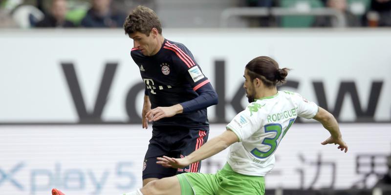Verlor mit Wolfsburg die Revanche gegen Bayern München: Ricardo Rodriguez (rechts), im Duell mit Thomas Müller
