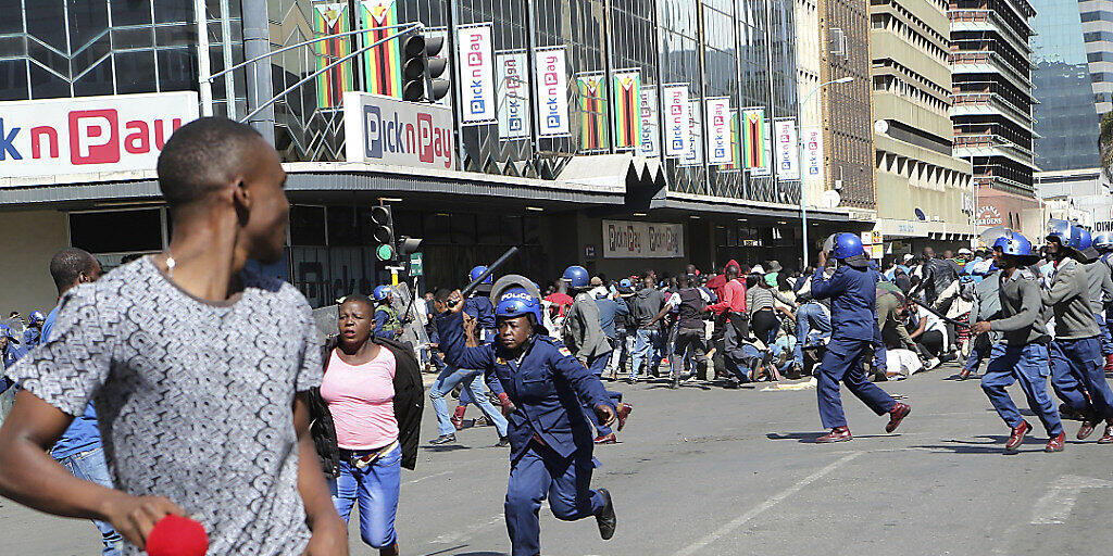 Mit einem Polizei-Grossaufgebot hat die Regierung von Simbabwe eine Protestkundgebung in der Hauptstadt Harare verhindert.