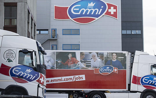 Der Milchverarbeiter Emmi hat im vergangenen Jahr zwar mehr Umsatz, unter dem Strich aber weniger Gewinn als 2018 erzielt. Den Aktionären will Emmi dennoch eine höhere Dividende bezahlen.(Archivbild)