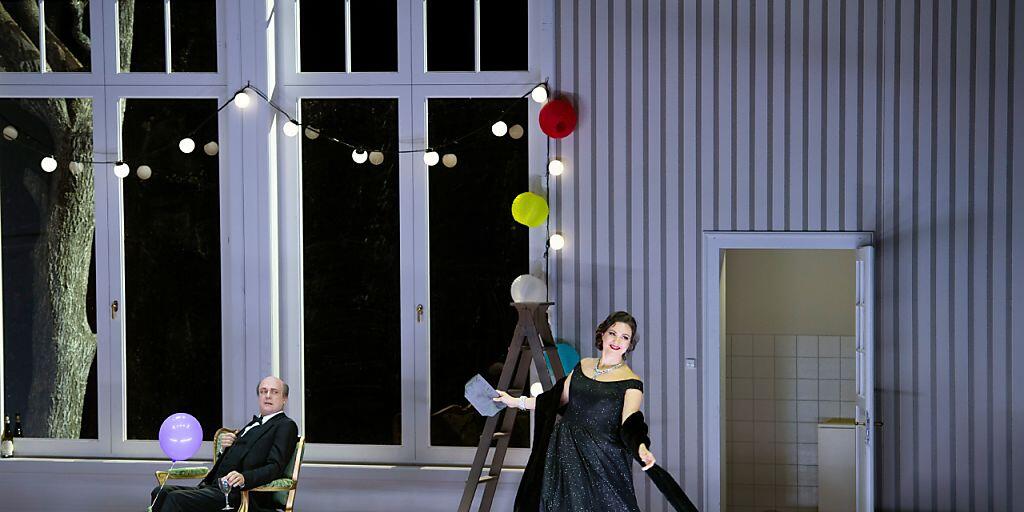 Christof Loy insenziert am Opernhaus Zürich "Don Pasquale" von Gaetano Donizetti mit Johnannes Martin Kränzle als Don Pasquale (links) und Julie Fuchs als Norina (rechts).