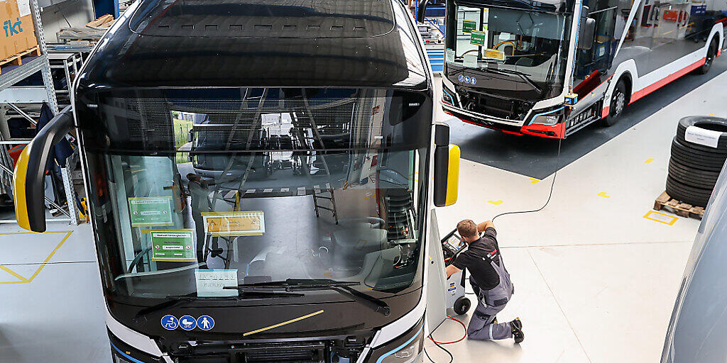 Volkswagen will bei seiner Lkw- und Bustochter MAN in Deutschland und Österreich bis zu 9500 Stellen streichen und damit 1,8 Milliarden Euro sparen. (Archivbild)