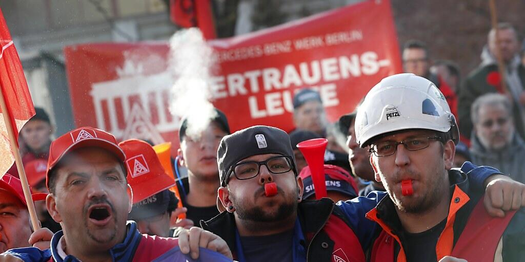 Die Proteste gegen den Abbau von 6900 Stellen bei Siemens gehen nächste Woche weiter. (Archiv)