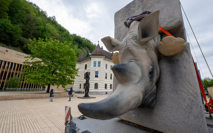 Aufbau der Skulpturen der Bad Ragartz in Vaduz (26.04.2024)