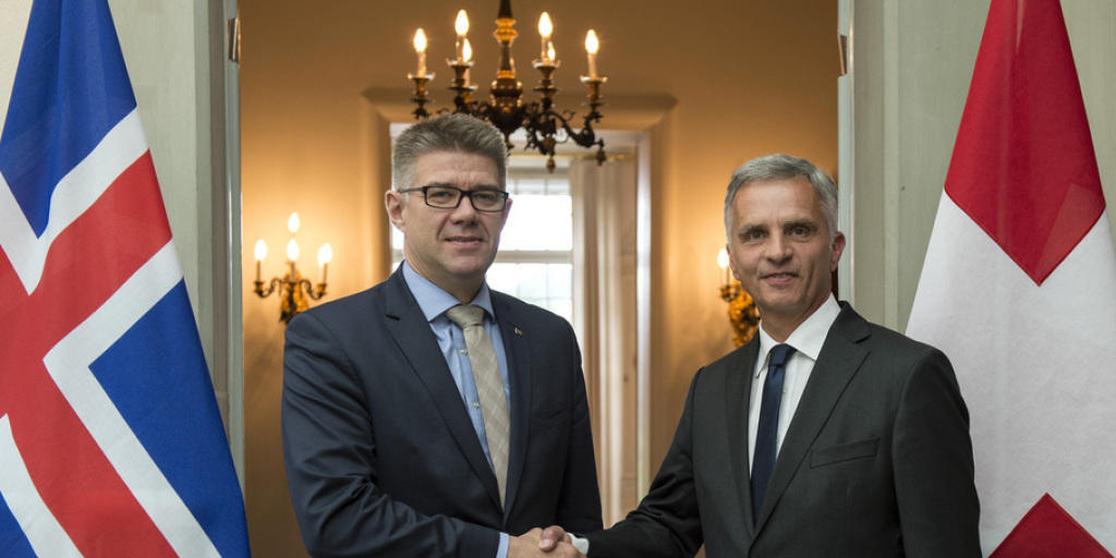 Bundesrat Didier Burkhalter (rechts) begrüsst Gunnar Bragi Sveinsson, Aussenminister von Island, am Dienstag in Bern.