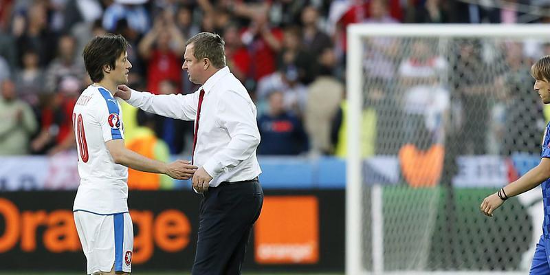 Tomas Rosicky nach dem Kroatien-Spiel im Gespräch mit Trainer Pavel Vrba. Weil Tschechien das Wechselkontingent schon ausgeschöpft hatte, musste Rosicky die Partie verletzt beenden