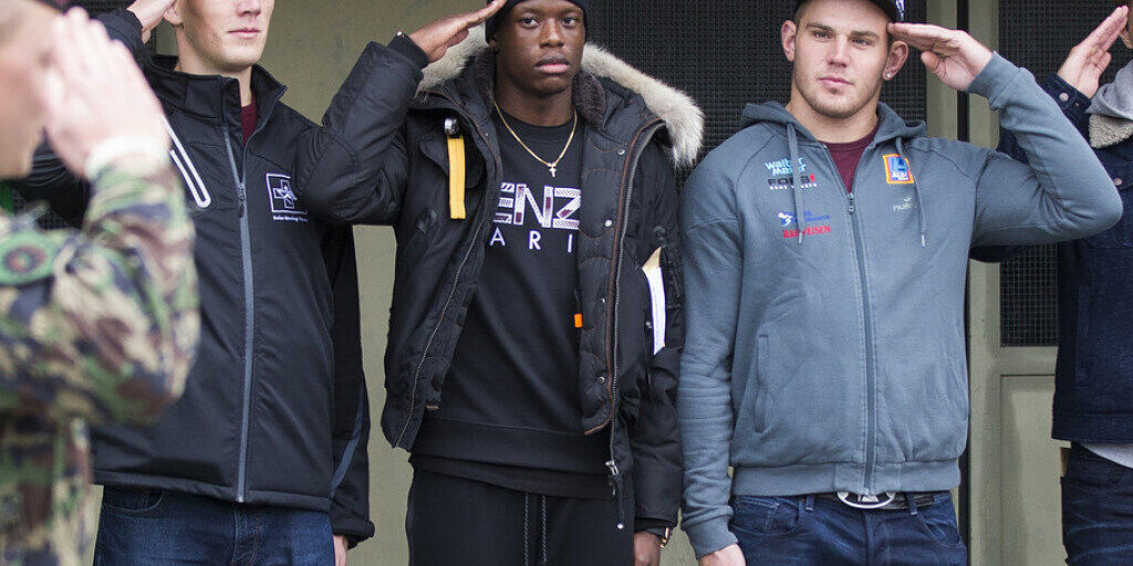 Auch sie mussten mal ran: Der damalige YB-Profi Denis Zakaria (heute bei Borussia Mönchengladbach) in der Mitte neben Schwinger Remo Käser (2. von rechts) nach dem Einrücken in die Spitzensport Rekrutenschule 2016. (Archivbild)