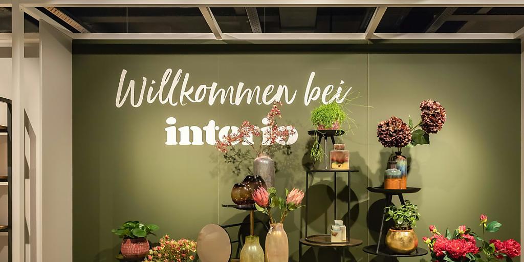 Der Interio-Schriftzug gehört in der Schweiz bald der Vergangenheit an: Die Migros hat sechs von elf Filialen an XXXLutz verkauft und schliesst die übrigen. Der Interio-Schriftzug gehört in der Schweiz bald der Vergangenheit an: Die Migros hat sechs von elf Filialen an XXXLutz verkauft und schliesst die übrigen.