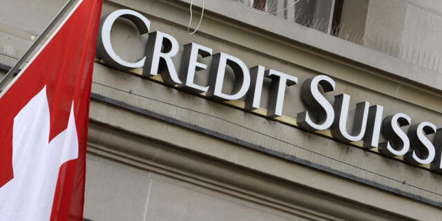 Das Logo der Grossbank Credit Suisse mit Schweizerflagge in Zürich