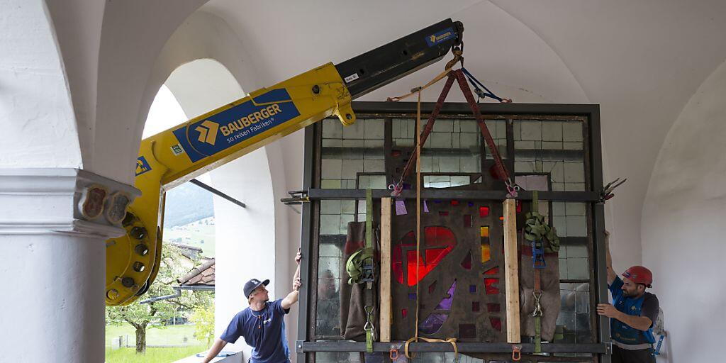 Schwertransport: Das Paul-Stöckli-Glasfenster wird in der grossen Loggia des Winkelriedhauses in Stans aufgestellt.