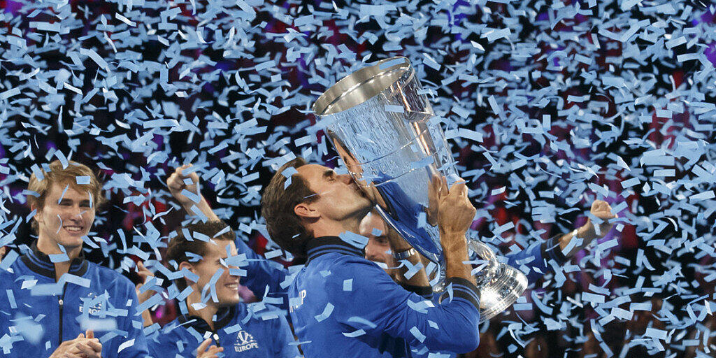 Roger Federer küsst die Laver-Cup-Trophäe