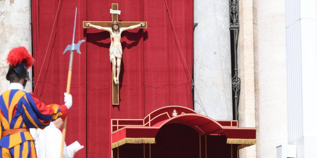 Papst Franziskus während der Heiligsprechung auf dem Petersplatz.