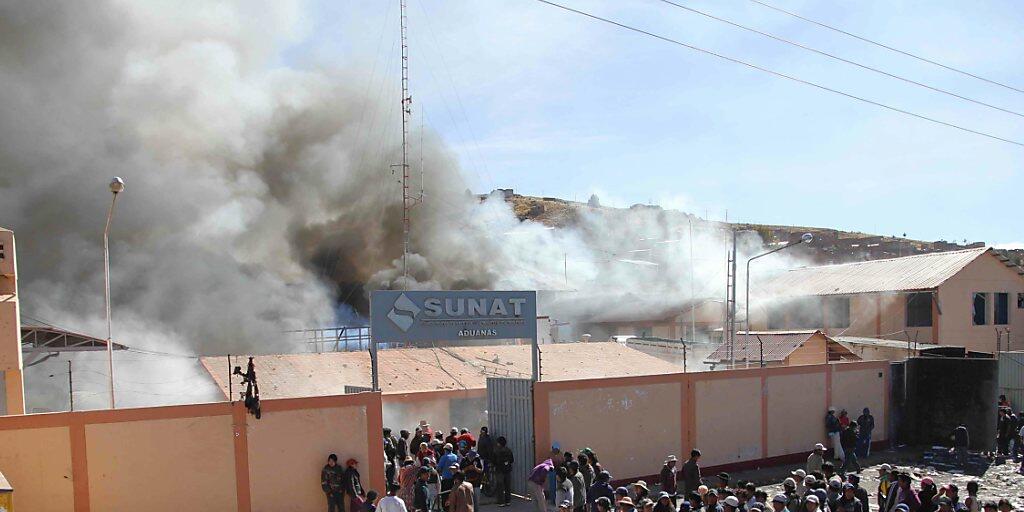 Aus Protest gegen eine kanadische Silbermine in Peru setzten Demonstranten im Mai 2011 mehrere Gebäude in der Provinz Puno in Brand. (Archivbild) Aus Protest gegen eine kanadische Silbermine in Peru setzten Demonstranten im Mai 2011 mehrere Gebäude in der Provinz Puno in Brand. (Archivbild)
