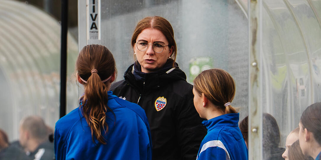 Die Nationaltrainerin und Sportdirektorin des Frauenbereichs Adrienne Krysl (m.)  begr&uuml;sst die Entwicklung.