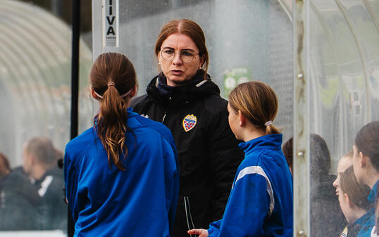 Die Nationaltrainerin und Sportdirektorin des Frauenbereichs Adrienne Krysl (m.)  begr&uuml;sst die Entwicklung.