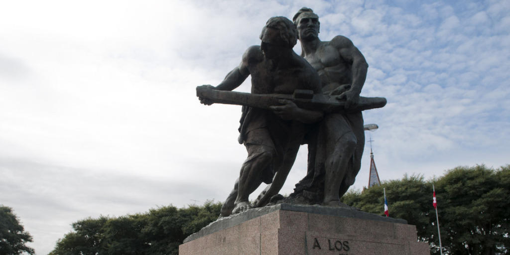 Statue zu Ehren der Stadtgründer auf dem Hauptplatz in Nueva Helvecia.