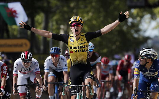Der Belgier Wout Van Aert bejubelt seinen Sieg in der 10. Etappe der Tour de France