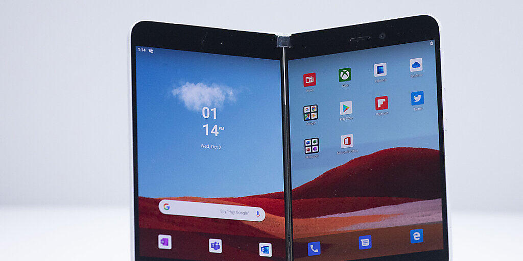 Der Technologiekonzern Microsoft wagt mit dem klappbaren Android-Smartphone "Surface Duo" einen neuen Anlauf auf dem hart umkämpften Handymarkt.(Archivbild) Der Technologiekonzern Microsoft wagt mit dem klappbaren Android-Smartphone "Surface Duo" einen neuen Anlauf auf dem hart umkämpften Handymarkt.(Archivbild)