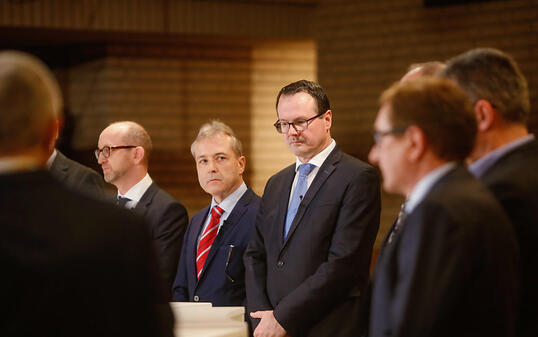 Einer aus der Regierung will nach den Wahlen nicht mehr: Thomas Zwiefelhofer (Bildmitte) erklärte am Montag den Rücktritt.
