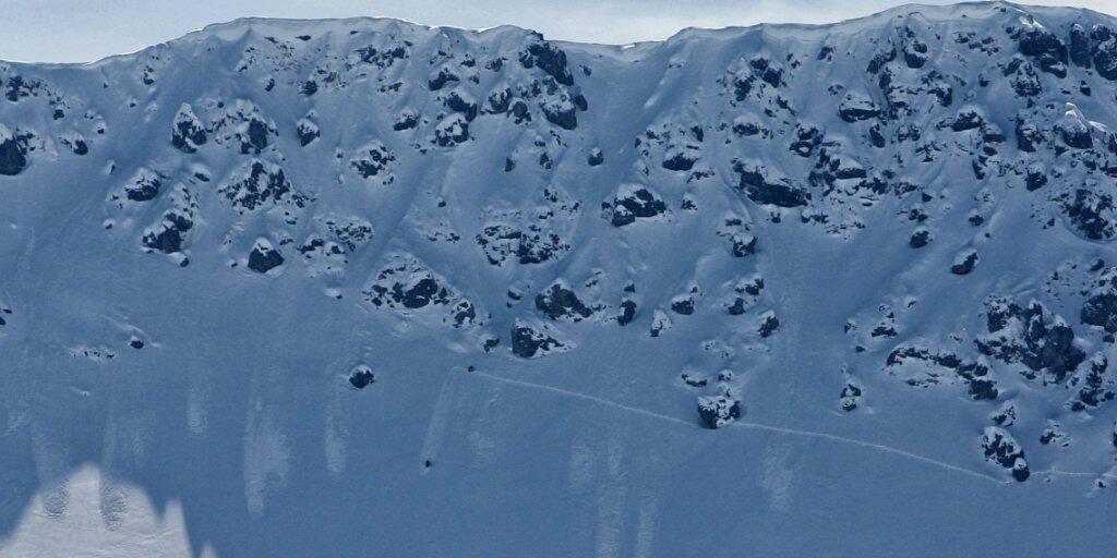 In weiten Teilen der Alpen herrscht seit Samstag grosse Lawinengefahr. Dies hat auch Auswirkungen auf den Bahn- und Strassenverkehr. (Archivbild)