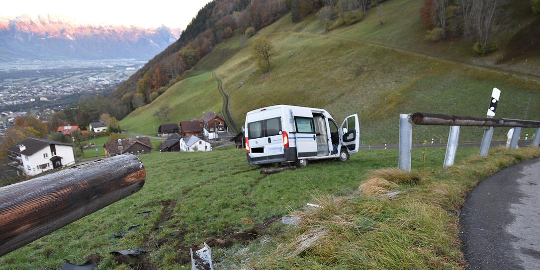 Der Lieferwagen kam 15 Meter unterhalt der Strasse zum Stillstand.