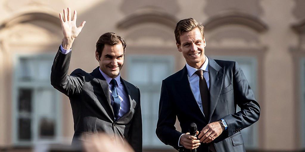 Roger Federer (links) und Tomas Berdych freuen sich auf dem Wenzelsplatz auf die Premiere des Laver Cup im September in Prag