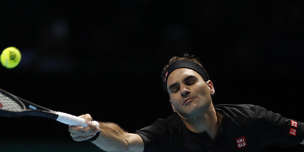 Vergeblich gestreckt: Roger Federer verlor sein Auftaktspiel an den ATP Finals in London gegen Dominic Thiem