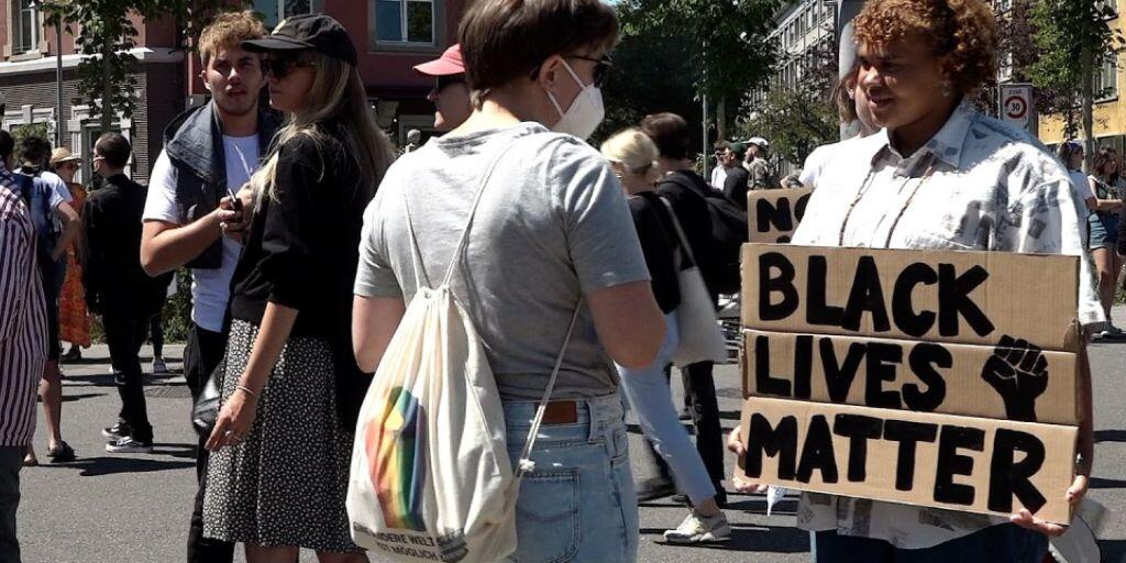 "Black Lives Matter": Demonstranten auf dem Zürcher Bullingerplatz.