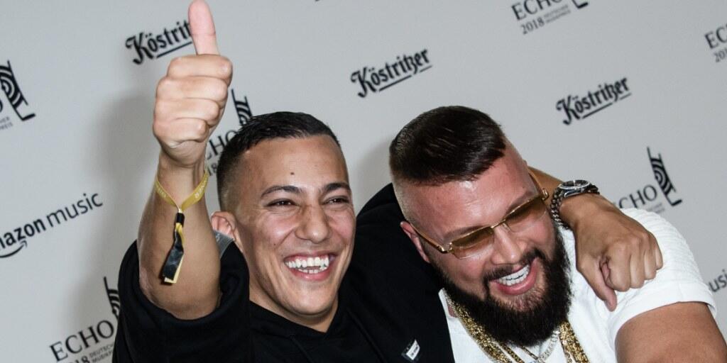 Antisemitismus-Vorwürfe gegen die deutschen Rapper Kollegah (rechts) und Farid Bang (links) haben die Verleihung der Echos in Berlin überlagert.