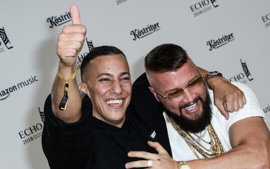 Antisemitismus-Vorwürfe gegen die deutschen Rapper Kollegah (rechts) und Farid Bang (links) haben die Verleihung der Echos in Berlin überlagert.