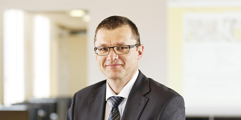 Postfinance-Chef Hansueli Köng: Noch im August sagte er, Negativzinsen für Kleinsparer seien kein Thema. Nun vollzieht die Post-Tochter den Schritt dennoch. Postfinance-Chef Hansueli Köng: Noch im August sagte er, Negativzinsen für Kleinsparer seien kein Thema. Nun vollzieht die Post-Tochter den Schritt dennoch.