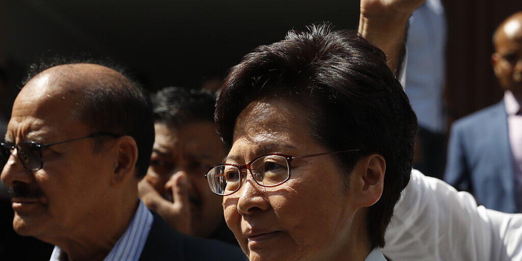 China wendet sich offenbar von Hongkongs Statthalterin Carrie Lam ab.