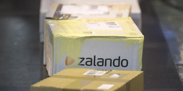 Ein Paket von Internethändler Zalando auf einem Förderband (Archiv) Ein Paket von Internethändler Zalando auf einem Förderband (Archiv)