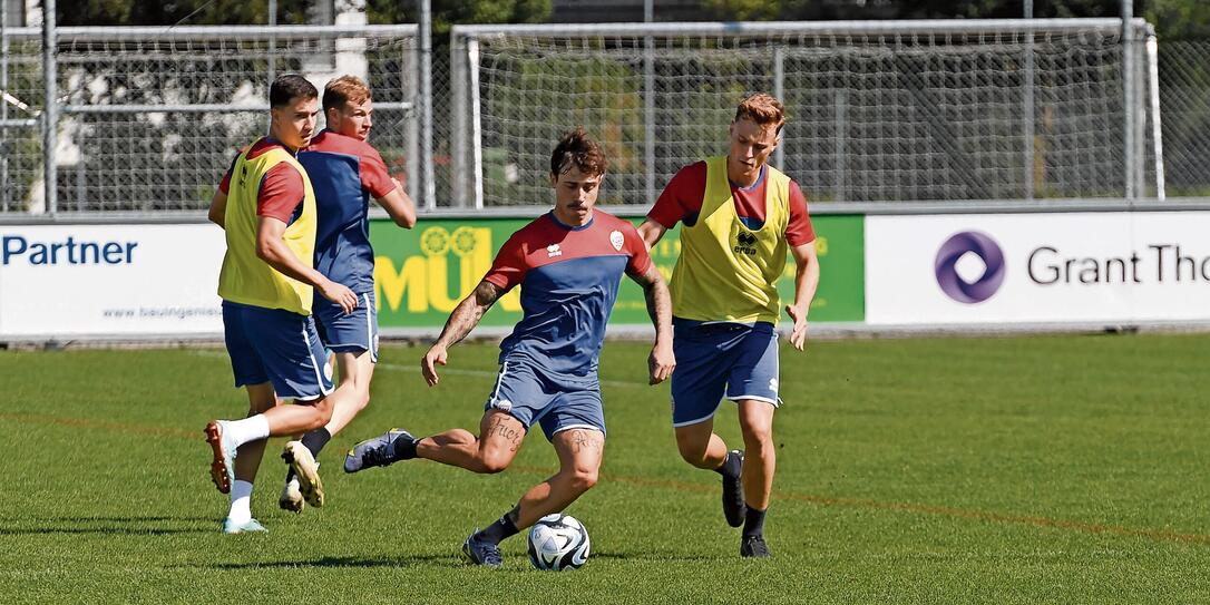 Training auf der heimischen Widau in Ruggell: Dennis Salanovic (vorne) erhielt ein Aufgebot für die Länderspiele gegen Bosnien und die Slowakei – auch wenn er derzeit bei keinem Verein unter Vertrag steht.