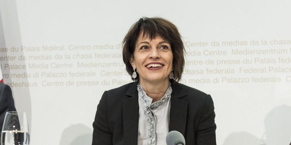 Der NAF schafft die Basis, um das Nationalstrassennetz leistungsfähig zu halten und Engpässe zu beseitigen. Davon zeigte sich Bundesrätin Doris Leuthard am Montag vor den Medien in Bern überzeugt. Der NAF schafft die Basis, um das Nationalstrassennetz leistungsfähig zu halten und Engpässe zu beseitigen. Davon zeigte sich Bundesrätin Doris Leuthard am Montag vor den Medien in Bern überzeugt.
