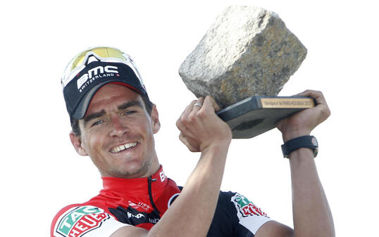 Greg Van Avermaet mit dem Pflasterstein, der aussergewöhnlichen Siegestrophäe bei Paris - Roubaix