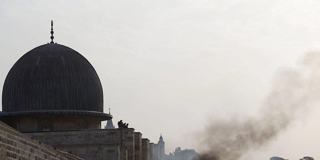 Rund um die Al-Aksa-Moschee in Jerusalem ist es zu Ausschreitungen zwischen israelischen Sicherheitsbehörden und Palästinensern gekommen.