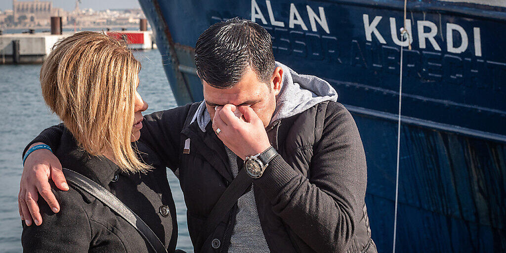 ARCHIV - HANDOUT - Der Vater (r) von Alan Kurdi steht bei der Taufe vor dem Rettungsschiff von Sea Eye auf den Namen seines Sohnes. Alan Kurdi war ein dreijähriger syrischer Junge kurdischer Abstammung, dessen Leiche 2015 an einen türkischen Strand angespült worden ist. Foto: Maik Lüdemann/Sea Eye/dpa - ACHTUNG: Nur zur redaktionellen Verwendung und nur mit vollständiger Nennung des vorstehenden Credits ARCHIV - HANDOUT - Der Vater (r) von Alan Kurdi steht bei der Taufe vor dem Rettungsschiff von Sea Eye auf den Namen seines Sohnes. Alan Kurdi war ein dreijähriger syrischer Junge kurdischer Abstammung, dessen Leiche 2015 an einen türkischen Strand angespült worden ist. Foto: Maik Lüdemann/Sea Eye/dpa - ACHTUNG: Nur zur redaktionellen Verwendung und nur mit vollständiger Nennung des vorstehenden Credits